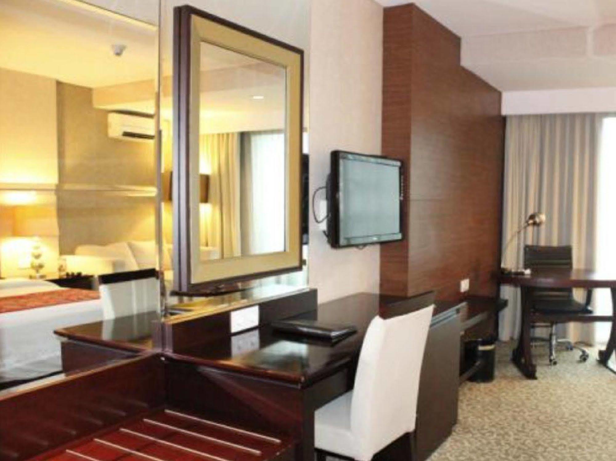 El Royale Hotel